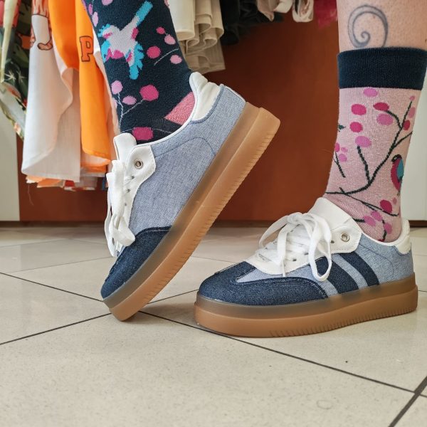 Baskets denim bicolore tendance Chaussures & Accessoires Mademoiselle Hélène Baskets denim bicolore tendance. Baskets denim bicolore Style casual / streetwear Coloris bleu jean clair et foncé Fermetures à lacets Semelle gomme confortable Matière aspect toile denim Coupe confortable au quotidien Faciles à associer Taille normalement Look rétro tendance