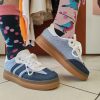 Baskets denim bicolore tendance Chaussures & Accessoires Mademoiselle Hélène Baskets denim bicolore tendance. Baskets denim bicolore Style casual / streetwear Coloris bleu jean clair et foncé Fermetures à lacets Semelle gomme confortable Matière aspect toile denim Coupe confortable au quotidien Faciles à associer Taille normalement Look rétro tendance