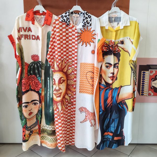 Robe chemise imprimée Frida. Robe chemise Coupe fluide Matière légère et agréable Manches courtes Fermeture boutonnée Taille unique (convient du 36 au 46) Imprimé artistique Frida et motifs colorés Disponible en boutique et en ligne Livraison gratuite en France et en Belgique Retrait possible en boutique Les Curiosités Composition : 50% viscose, 30% polyester, 20% lin