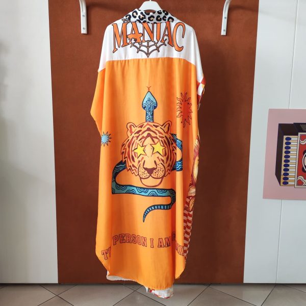 Robe chemise imprimée Frida. Robe chemise Coupe fluide Matière légère et agréable Manches courtes Fermeture boutonnée Taille unique (convient du 36 au 46) Imprimé artistique Frida et motifs colorés Disponible en boutique et en ligne Livraison gratuite en France et en Belgique Retrait possible en boutique Les Curiosités Composition : 50% viscose, 30% polyester, 20% lin