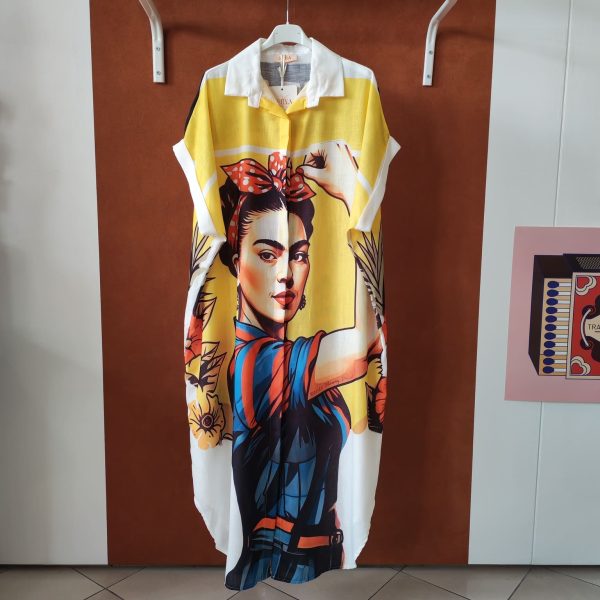 Robe chemise imprimée Frida. Robe chemise Coupe fluide Matière légère et agréable Manches courtes Fermeture boutonnée Taille unique (convient du 36 au 46) Imprimé artistique Frida et motifs colorés Disponible en boutique et en ligne Livraison gratuite en France et en Belgique Retrait possible en boutique Les Curiosités Composition : 50% viscose, 30% polyester, 20% lin