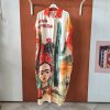 Robe chemise imprimée Frida. Robe chemise Coupe fluide Matière légère et agréable Manches courtes Fermeture boutonnée Taille unique (convient du 36 au 46) Imprimé artistique Frida et motifs colorés Disponible en boutique et en ligne Livraison gratuite en France et en Belgique Retrait possible en boutique Les Curiosités Composition : 50% viscose, 30% polyester, 20% lin