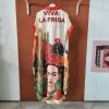 Robe chemise imprimée Frida. Robe chemise Coupe fluide Matière légère et agréable Manches courtes Fermeture boutonnée Taille unique (convient du 36 au 46) Imprimé artistique Frida et motifs colorés Disponible en boutique et en ligne Livraison gratuite en France et en Belgique Retrait possible en boutique Les Curiosités Composition : 50% viscose, 30% polyester, 20% lin