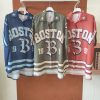 Chemise oversize imprimée Boston. Chemise oversize imprimée Coupe ample et fluide Manches courtes Fermeture boutons Détails étoiles sur le col Imprimé "Boston" devant Grand motif fleurs smiley au dos Coloris disponible : kaki, corail, bleu Taille unique (convient du 36 au 44) Longueur 65 cm Style bohème, rétro et streetwear Disponible en boutique et en ligne Livraison gratuite en France et en Belgique Retrait possible en boutique Les Curiosités Composition : 100% polyester