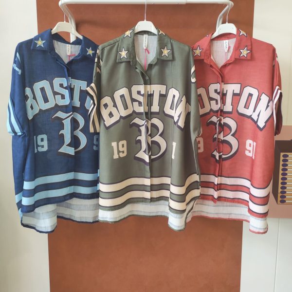 Chemise oversize imprimée Boston. Chemise oversize imprimée Coupe ample et fluide Manches courtes Fermeture boutons Détails étoiles sur le col Imprimé "Boston" devant Grand motif fleurs smiley au dos Coloris disponible : kaki, corail, bleu Taille unique (convient du 36 au 44) Longueur 65 cm Style bohème, rétro et streetwear Disponible en boutique et en ligne Livraison gratuite en France et en Belgique Retrait possible en boutique Les Curiosités Composition : 100% polyester