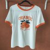 T-shirt orange brodé vintage Les hauts Mademoiselle Hélène T-shirt orange brodé vintage. T-shirt blanc avec détails orange contrastants Broderie orange et noire sur le devant Inscription "ORANGE - Pour Rome Italy" Manches courtes Col rond contrasté Coupe confortable Style rétro / vintage Matière douce et agréable à porter Taille normalement Facile à associer au quotidien Disponible en boutique et en ligne Livraison gratuite en France et en Belgique Retrait possible en boutique Les Curiosités Composition : 100% coton