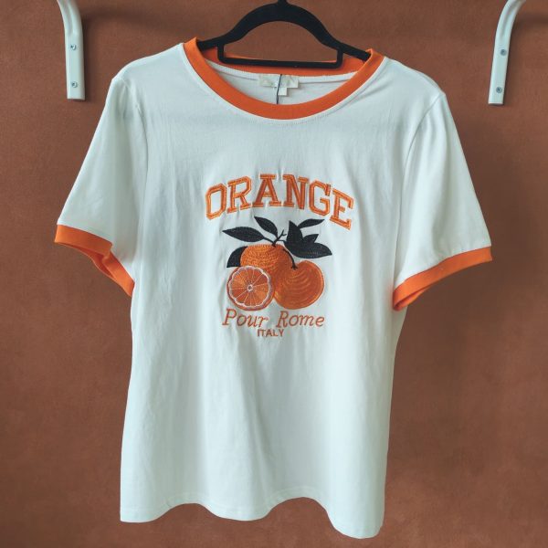 T-shirt orange brodé vintage Les hauts Mademoiselle Hélène T-shirt orange brodé vintage. T-shirt blanc avec détails orange contrastants Broderie orange et noire sur le devant Inscription "ORANGE - Pour Rome Italy" Manches courtes Col rond contrasté Coupe confortable Style rétro / vintage Matière douce et agréable à porter Taille normalement Facile à associer au quotidien Disponible en boutique et en ligne Livraison gratuite en France et en Belgique Retrait possible en boutique Les Curiosités Composition : 100% coton