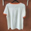 T-shirt orange brodé vintage Les hauts Mademoiselle Hélène T-shirt orange brodé vintage. T-shirt blanc avec détails orange contrastants Broderie orange et noire sur le devant Inscription "ORANGE - Pour Rome Italy" Manches courtes Col rond contrasté Coupe confortable Style rétro / vintage Matière douce et agréable à porter Taille normalement Facile à associer au quotidien Disponible en boutique et en ligne Livraison gratuite en France et en Belgique Retrait possible en boutique Les Curiosités Composition : 100% coton