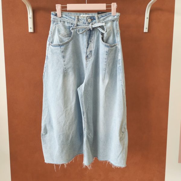 Bermuda barrel en jean. Coupe barrel Bermuda en jean Taille haute Coupe ample et confortable Coloris bleu denim clair Fermeture bouton et zip Lien à nouer à la taille 2 poches avant, 2 poches arrière Denim souple et agréable à porter Style casual & streetwear Facile à associer avec des baskets, boots ou sandales Disponible en boutique et en ligne Livraison gratuite en France et en Belgique Retrait possible en boutique Les Curiosités à Arras Composition : 70% coton, 29% tencel, 1% elastan