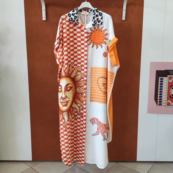 Robe chemise imprimée Frida. Robe chemise Coupe fluide Matière légère et agréable Manches courtes Fermeture boutonnée Taille unique (convient du 36 au 46) Imprimé artistique Frida et motifs colorés Disponible en boutique et en ligne Livraison gratuite en France et en Belgique Retrait possible en boutique Les Curiosités Composition : 50% viscose, 30% polyester, 20% lin