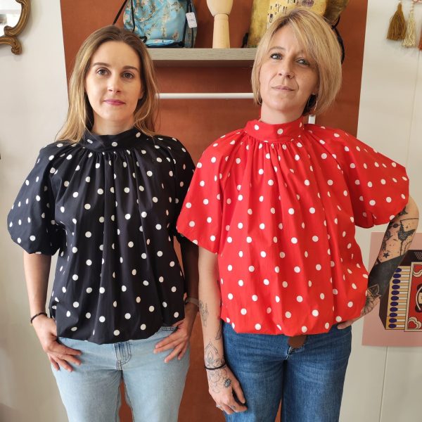 Blouse pois rétro chic Les hauts Mademoiselle Hélène Blouse pois rétro chic Blouse fluide à pois blancs Disponible en noir et en rouge Dos ouvert avec lien à nouer Col montant élégant Manches courtes amples Coupe fluide et confortable Style rétro chic et vintage Matière agréable à porter Facile à associer avec un jean, jupe ou pantalon taille haute Disponible en boutique et en ligne Livraison gratuite en France et en Belgique Retrait possible en boutique Les Curiosités Composition : 100% polyester