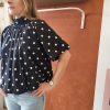 Blouse pois rétro chic Les hauts Mademoiselle Hélène Blouse pois rétro chic Blouse fluide à pois blancs Disponible en noir et en rouge Dos ouvert avec lien à nouer Col montant élégant Manches courtes amples Coupe fluide et confortable Style rétro chic et vintage Matière agréable à porter Facile à associer avec un jean, jupe ou pantalon taille haute Disponible en boutique et en ligne Livraison gratuite en France et en Belgique Retrait possible en boutique Les Curiosités Composition : 100% polyester