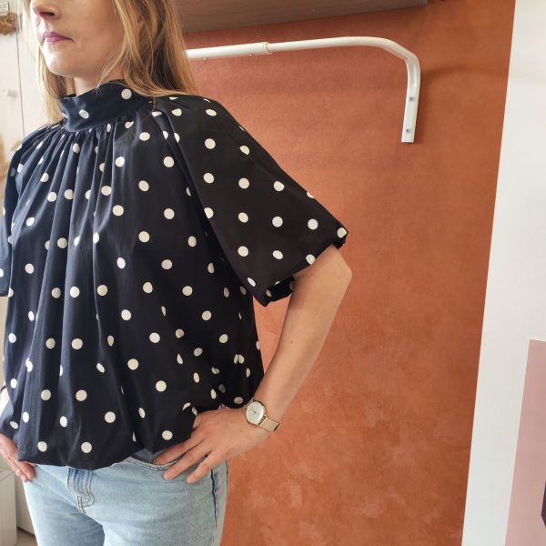 Blouse pois rétro chic Les hauts Mademoiselle Hélène Blouse pois rétro chic Blouse fluide à pois blancs Disponible en noir et en rouge Dos ouvert avec lien à nouer Col montant élégant Manches courtes amples Coupe fluide et confortable Style rétro chic et vintage Matière agréable à porter Facile à associer avec un jean, jupe ou pantalon taille haute Disponible en boutique et en ligne Livraison gratuite en France et en Belgique Retrait possible en boutique Les Curiosités Composition : 100% polyester