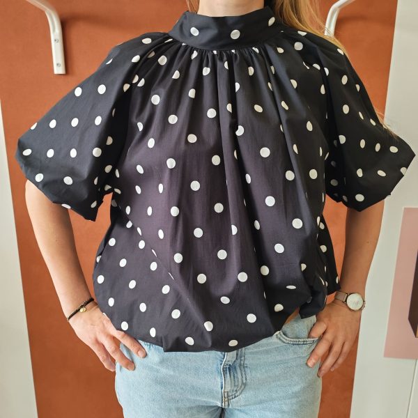 Blouse pois rétro chic Les hauts Mademoiselle Hélène Blouse pois rétro chic Blouse fluide à pois blancs Disponible en noir et en rouge Dos ouvert avec lien à nouer Col montant élégant Manches courtes amples Coupe fluide et confortable Style rétro chic et vintage Matière agréable à porter Facile à associer avec un jean, jupe ou pantalon taille haute Disponible en boutique et en ligne Livraison gratuite en France et en Belgique Retrait possible en boutique Les Curiosités Composition : 100% polyester