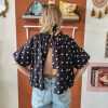 Blouse pois rétro chic Les hauts Mademoiselle Hélène Blouse pois rétro chic Blouse fluide à pois blancs Disponible en noir et en rouge Dos ouvert avec lien à nouer Col montant élégant Manches courtes amples Coupe fluide et confortable Style rétro chic et vintage Matière agréable à porter Facile à associer avec un jean, jupe ou pantalon taille haute Disponible en boutique et en ligne Livraison gratuite en France et en Belgique Retrait possible en boutique Les Curiosités Composition : 100% polyester