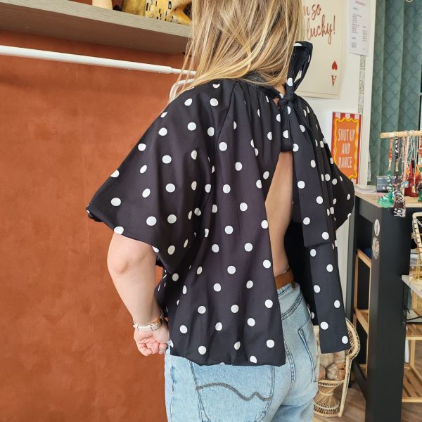 Blouse pois rétro chic Les hauts Mademoiselle Hélène Blouse pois rétro chic Blouse fluide à pois blancs Disponible en noir et en rouge Dos ouvert avec lien à nouer Col montant élégant Manches courtes amples Coupe fluide et confortable Style rétro chic et vintage Matière agréable à porter Facile à associer avec un jean, jupe ou pantalon taille haute Disponible en boutique et en ligne Livraison gratuite en France et en Belgique Retrait possible en boutique Les Curiosités Composition : 100% polyester