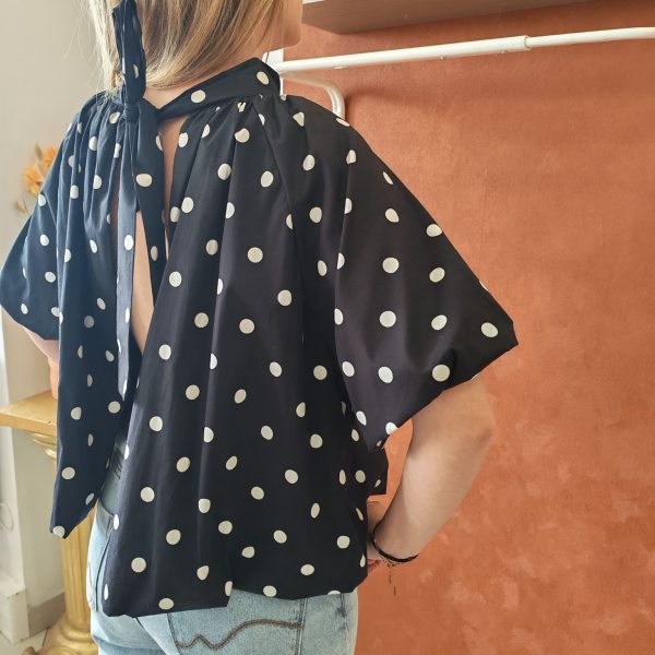 Blouse pois rétro chic Les hauts Mademoiselle Hélène Blouse pois rétro chic Blouse fluide à pois blancs Disponible en noir et en rouge Dos ouvert avec lien à nouer Col montant élégant Manches courtes amples Coupe fluide et confortable Style rétro chic et vintage Matière agréable à porter Facile à associer avec un jean, jupe ou pantalon taille haute Disponible en boutique et en ligne Livraison gratuite en France et en Belgique Retrait possible en boutique Les Curiosités Composition : 100% polyester