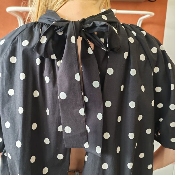 Blouse pois rétro chic Les hauts Mademoiselle Hélène Blouse pois rétro chic Blouse fluide à pois blancs Disponible en noir et en rouge Dos ouvert avec lien à nouer Col montant élégant Manches courtes amples Coupe fluide et confortable Style rétro chic et vintage Matière agréable à porter Facile à associer avec un jean, jupe ou pantalon taille haute Disponible en boutique et en ligne Livraison gratuite en France et en Belgique Retrait possible en boutique Les Curiosités Composition : 100% polyester
