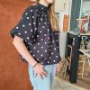 Blouse pois rétro chic Les hauts Mademoiselle Hélène Blouse pois rétro chic Blouse fluide à pois blancs Disponible en noir et en rouge Dos ouvert avec lien à nouer Col montant élégant Manches courtes amples Coupe fluide et confortable Style rétro chic et vintage Matière agréable à porter Facile à associer avec un jean, jupe ou pantalon taille haute Disponible en boutique et en ligne Livraison gratuite en France et en Belgique Retrait possible en boutique Les Curiosités Composition : 100% polyester