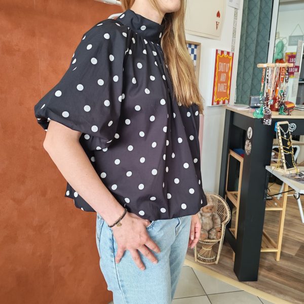 Blouse pois rétro chic Les hauts Mademoiselle Hélène Blouse pois rétro chic Blouse fluide à pois blancs Disponible en noir et en rouge Dos ouvert avec lien à nouer Col montant élégant Manches courtes amples Coupe fluide et confortable Style rétro chic et vintage Matière agréable à porter Facile à associer avec un jean, jupe ou pantalon taille haute Disponible en boutique et en ligne Livraison gratuite en France et en Belgique Retrait possible en boutique Les Curiosités Composition : 100% polyester