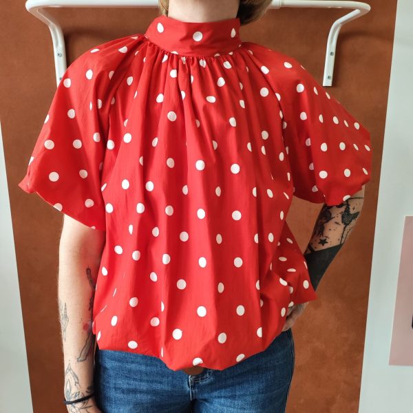 Blouse pois rétro chic Les hauts Mademoiselle Hélène Blouse pois rétro chic Blouse fluide à pois blancs Disponible en noir et en rouge Dos ouvert avec lien à nouer Col montant élégant Manches courtes amples Coupe fluide et confortable Style rétro chic et vintage Matière agréable à porter Facile à associer avec un jean, jupe ou pantalon taille haute Disponible en boutique et en ligne Livraison gratuite en France et en Belgique Retrait possible en boutique Les Curiosités Composition : 100% polyester