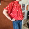 Blouse pois rétro chic Les hauts Mademoiselle Hélène Blouse pois rétro chic Blouse fluide à pois blancs Disponible en noir et en rouge Dos ouvert avec lien à nouer Col montant élégant Manches courtes amples Coupe fluide et confortable Style rétro chic et vintage Matière agréable à porter Facile à associer avec un jean, jupe ou pantalon taille haute Disponible en boutique et en ligne Livraison gratuite en France et en Belgique Retrait possible en boutique Les Curiosités Composition : 100% polyester