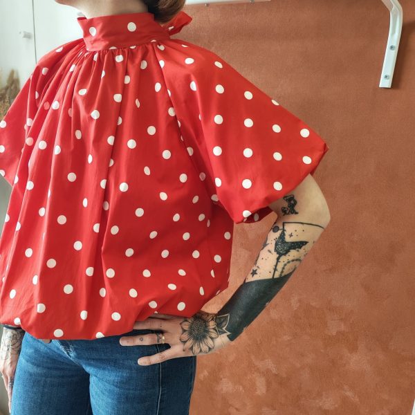 Blouse pois rétro chic Les hauts Mademoiselle Hélène Blouse pois rétro chic Blouse fluide à pois blancs Disponible en noir et en rouge Dos ouvert avec lien à nouer Col montant élégant Manches courtes amples Coupe fluide et confortable Style rétro chic et vintage Matière agréable à porter Facile à associer avec un jean, jupe ou pantalon taille haute Disponible en boutique et en ligne Livraison gratuite en France et en Belgique Retrait possible en boutique Les Curiosités Composition : 100% polyester