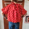 Blouse pois rétro chic Les hauts Mademoiselle Hélène Blouse pois rétro chic Blouse fluide à pois blancs Disponible en noir et en rouge Dos ouvert avec lien à nouer Col montant élégant Manches courtes amples Coupe fluide et confortable Style rétro chic et vintage Matière agréable à porter Facile à associer avec un jean, jupe ou pantalon taille haute Disponible en boutique et en ligne Livraison gratuite en France et en Belgique Retrait possible en boutique Les Curiosités Composition : 100% polyester
