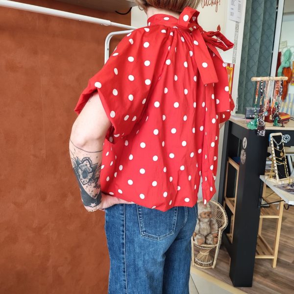 Blouse pois rétro chic Les hauts Mademoiselle Hélène Blouse pois rétro chic Blouse fluide à pois blancs Disponible en noir et en rouge Dos ouvert avec lien à nouer Col montant élégant Manches courtes amples Coupe fluide et confortable Style rétro chic et vintage Matière agréable à porter Facile à associer avec un jean, jupe ou pantalon taille haute Disponible en boutique et en ligne Livraison gratuite en France et en Belgique Retrait possible en boutique Les Curiosités Composition : 100% polyester