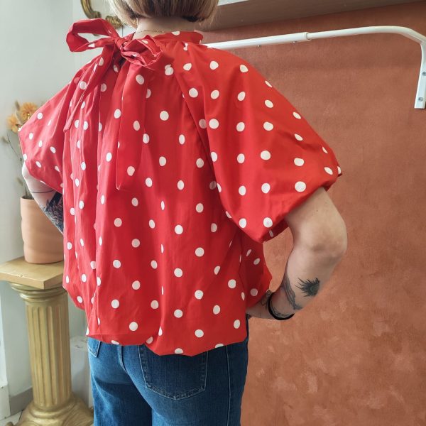 Blouse pois rétro chic Les hauts Mademoiselle Hélène Blouse pois rétro chic Blouse fluide à pois blancs Disponible en noir et en rouge Dos ouvert avec lien à nouer Col montant élégant Manches courtes amples Coupe fluide et confortable Style rétro chic et vintage Matière agréable à porter Facile à associer avec un jean, jupe ou pantalon taille haute Disponible en boutique et en ligne Livraison gratuite en France et en Belgique Retrait possible en boutique Les Curiosités Composition : 100% polyester
