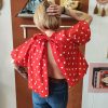 Blouse pois rétro chic Les hauts Mademoiselle Hélène Blouse pois rétro chic Blouse fluide à pois blancs Disponible en noir et en rouge Dos ouvert avec lien à nouer Col montant élégant Manches courtes amples Coupe fluide et confortable Style rétro chic et vintage Matière agréable à porter Facile à associer avec un jean, jupe ou pantalon taille haute Disponible en boutique et en ligne Livraison gratuite en France et en Belgique Retrait possible en boutique Les Curiosités Composition : 100% polyester