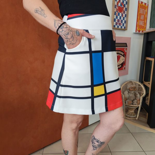 Jupe Hippocampe fabrication française Nouveautés Mademoiselle Hélène Jupe Hippocampe fabrication française. Jupe Hippocampe Fabrication française Motif artistique et coloré Coupe courte féminine Petite fermeture zip à l'arrière Matière confortable Style arty chic rétro Facile à associer Finitions soignées Taille normalement Disponible en boutique et en ligne Livraison gratuite en France et en Belgique Retrait possible en boutique Les Curiosités à Arras Composition : 95% polyester, 5% elastan