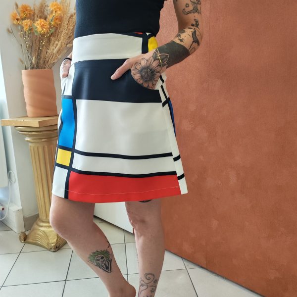 Jupe Hippocampe fabrication française Nouveautés Mademoiselle Hélène Jupe Hippocampe fabrication française. Jupe Hippocampe Fabrication française Motif artistique et coloré Coupe courte féminine Petite fermeture zip à l'arrière Matière confortable Style arty chic rétro Facile à associer Finitions soignées Taille normalement Disponible en boutique et en ligne Livraison gratuite en France et en Belgique Retrait possible en boutique Les Curiosités à Arras Composition : 95% polyester, 5% elastan