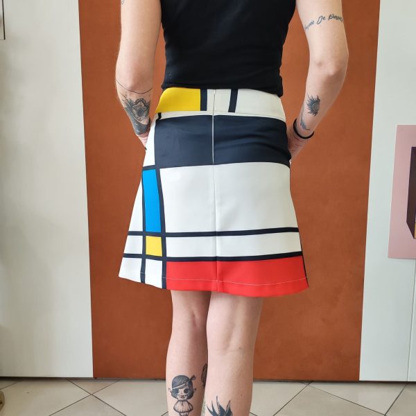 Jupe Hippocampe fabrication française Nouveautés Mademoiselle Hélène Jupe Hippocampe fabrication française. Jupe Hippocampe Fabrication française Motif artistique et coloré Coupe courte féminine Petite fermeture zip à l'arrière Matière confortable Style arty chic rétro Facile à associer Finitions soignées Taille normalement Disponible en boutique et en ligne Livraison gratuite en France et en Belgique Retrait possible en boutique Les Curiosités à Arras Composition : 95% polyester, 5% elastan