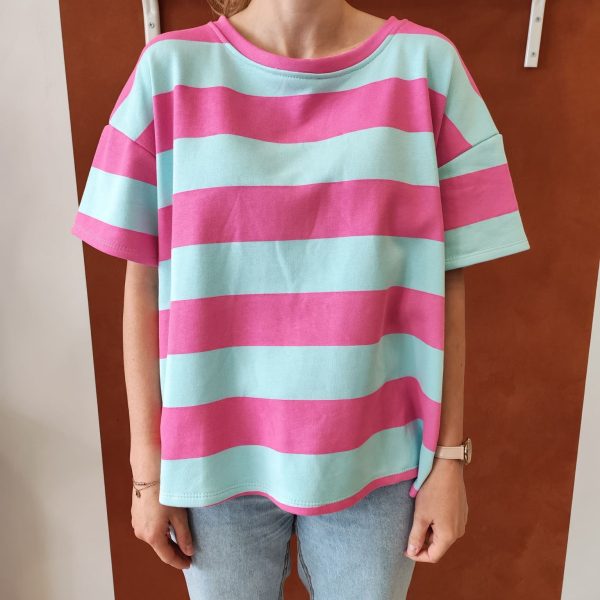 T-shirt rayé coloré loose Les hauts Mademoiselle Hélène T-shirt rayé coloré loose. T-shirt rayé Coupe loose Col rond Manches courtes Matière douce et agréable Rayures colorées Plusieurs coloris disponibles Taille unique (convient du 34 au 42) Longueur 55 cm Disponible en boutique et en ligne Livraison gratuite en France et en Belgique Retrait possible en boutique Les Curiosités à Arras Composition : 100% coton