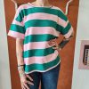 T-shirt rayé coloré loose Les hauts Mademoiselle Hélène T-shirt rayé coloré loose. T-shirt rayé Coupe loose Col rond Manches courtes Matière douce et agréable Rayures colorées Plusieurs coloris disponibles Taille unique (convient du 34 au 42) Longueur 55 cm Disponible en boutique et en ligne Livraison gratuite en France et en Belgique Retrait possible en boutique Les Curiosités à Arras Composition : 100% coton