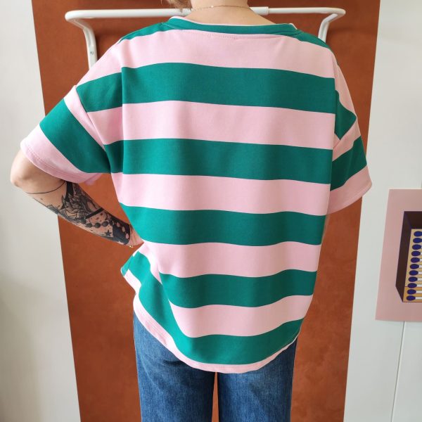 T-shirt rayé coloré loose Les hauts Mademoiselle Hélène T-shirt rayé coloré loose. T-shirt rayé Coupe loose Col rond Manches courtes Matière douce et agréable Rayures colorées Plusieurs coloris disponibles Taille unique (convient du 34 au 42) Longueur 55 cm Disponible en boutique et en ligne Livraison gratuite en France et en Belgique Retrait possible en boutique Les Curiosités à Arras Composition : 100% coton