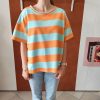 T-shirt rayé coloré loose Les hauts Mademoiselle Hélène T-shirt rayé coloré loose. T-shirt rayé Coupe loose Col rond Manches courtes Matière douce et agréable Rayures colorées Plusieurs coloris disponibles Taille unique (convient du 34 au 42) Longueur 55 cm Disponible en boutique et en ligne Livraison gratuite en France et en Belgique Retrait possible en boutique Les Curiosités à Arras Composition : 100% coton