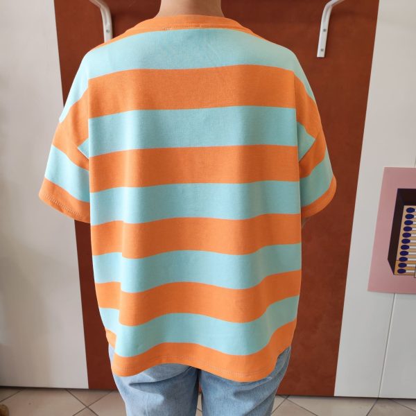 T-shirt rayé coloré loose Les hauts Mademoiselle Hélène T-shirt rayé coloré loose. T-shirt rayé Coupe loose Col rond Manches courtes Matière douce et agréable Rayures colorées Plusieurs coloris disponibles Taille unique (convient du 34 au 42) Longueur 55 cm Disponible en boutique et en ligne Livraison gratuite en France et en Belgique Retrait possible en boutique Les Curiosités à Arras Composition : 100% coton