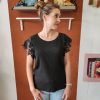 T-shirt noir manches dentelle. T-shirt noir manches dentelle Coloris noir délavé Coupe fluide et confortable Manches travaillées en dentelle Col rond Style bohème rock Matière légère et agréable Facile à associer Taille unique (convient du 34 au 42) Longueur 50 cm. Look casual chic tendance Disponible en boutique et en ligne Livraison gratuite en France et en Belgique Retrait possible en boutique Les Curiosités Composition : 95% coton, 5% elastan
