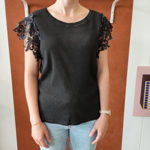 T-shirt noir manches dentelle