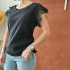 T-shirt noir manches dentelle. T-shirt noir manches dentelle Coloris noir délavé Coupe fluide et confortable Manches travaillées en dentelle Col rond Style bohème rock Matière légère et agréable Facile à associer Taille unique (convient du 34 au 42) Longueur 50 cm. Look casual chic tendance Disponible en boutique et en ligne Livraison gratuite en France et en Belgique Retrait possible en boutique Les Curiosités Composition : 95% coton, 5% elastan