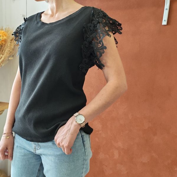 T-shirt noir manches dentelle. T-shirt noir manches dentelle Coloris noir délavé Coupe fluide et confortable Manches travaillées en dentelle Col rond Style bohème rock Matière légère et agréable Facile à associer Taille unique (convient du 34 au 42) Longueur 50 cm. Look casual chic tendance Disponible en boutique et en ligne Livraison gratuite en France et en Belgique Retrait possible en boutique Les Curiosités Composition : 95% coton, 5% elastan