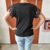 T-shirt noir manches dentelle. T-shirt noir manches dentelle Coloris noir délavé Coupe fluide et confortable Manches travaillées en dentelle Col rond Style bohème rock Matière légère et agréable Facile à associer Taille unique (convient du 34 au 42) Longueur 50 cm. Look casual chic tendance Disponible en boutique et en ligne Livraison gratuite en France et en Belgique Retrait possible en boutique Les Curiosités Composition : 95% coton, 5% elastan
