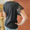 T-shirt noir manches dentelle. T-shirt noir manches dentelle Coloris noir délavé Coupe fluide et confortable Manches travaillées en dentelle Col rond Style bohème rock Matière légère et agréable Facile à associer Taille unique (convient du 34 au 42) Longueur 50 cm. Look casual chic tendance Disponible en boutique et en ligne Livraison gratuite en France et en Belgique Retrait possible en boutique Les Curiosités Composition : 95% coton, 5% elastan