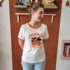 T-shirt orange brodé vintage Les hauts Mademoiselle Hélène T-shirt orange brodé vintage. T-shirt blanc avec détails orange contrastants Broderie orange et noire sur le devant Inscription "ORANGE - Pour Rome Italy" Manches courtes Col rond contrasté Coupe confortable Style rétro / vintage Matière douce et agréable à porter Taille normalement Facile à associer au quotidien Disponible en boutique et en ligne Livraison gratuite en France et en Belgique Retrait possible en boutique Les Curiosités Composition : 100% coton