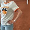 T-shirt orange brodé vintage Les hauts Mademoiselle Hélène T-shirt orange brodé vintage. T-shirt blanc avec détails orange contrastants Broderie orange et noire sur le devant Inscription "ORANGE - Pour Rome Italy" Manches courtes Col rond contrasté Coupe confortable Style rétro / vintage Matière douce et agréable à porter Taille normalement Facile à associer au quotidien Disponible en boutique et en ligne Livraison gratuite en France et en Belgique Retrait possible en boutique Les Curiosités Composition : 100% coton