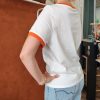 T-shirt orange brodé vintage Les hauts Mademoiselle Hélène T-shirt orange brodé vintage. T-shirt blanc avec détails orange contrastants Broderie orange et noire sur le devant Inscription "ORANGE - Pour Rome Italy" Manches courtes Col rond contrasté Coupe confortable Style rétro / vintage Matière douce et agréable à porter Taille normalement Facile à associer au quotidien Disponible en boutique et en ligne Livraison gratuite en France et en Belgique Retrait possible en boutique Les Curiosités Composition : 100% coton