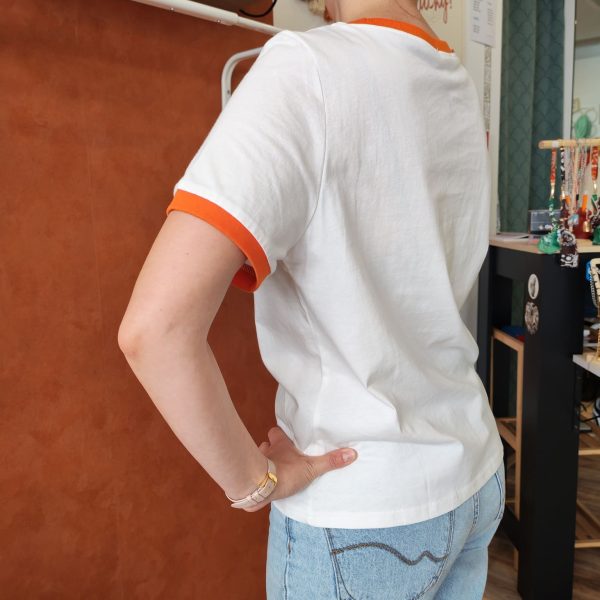 T-shirt orange brodé vintage Les hauts Mademoiselle Hélène T-shirt orange brodé vintage. T-shirt blanc avec détails orange contrastants Broderie orange et noire sur le devant Inscription "ORANGE - Pour Rome Italy" Manches courtes Col rond contrasté Coupe confortable Style rétro / vintage Matière douce et agréable à porter Taille normalement Facile à associer au quotidien Disponible en boutique et en ligne Livraison gratuite en France et en Belgique Retrait possible en boutique Les Curiosités Composition : 100% coton