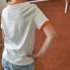 T-shirt orange brodé vintage Les hauts Mademoiselle Hélène T-shirt orange brodé vintage. T-shirt blanc avec détails orange contrastants Broderie orange et noire sur le devant Inscription "ORANGE - Pour Rome Italy" Manches courtes Col rond contrasté Coupe confortable Style rétro / vintage Matière douce et agréable à porter Taille normalement Facile à associer au quotidien Disponible en boutique et en ligne Livraison gratuite en France et en Belgique Retrait possible en boutique Les Curiosités Composition : 100% coton